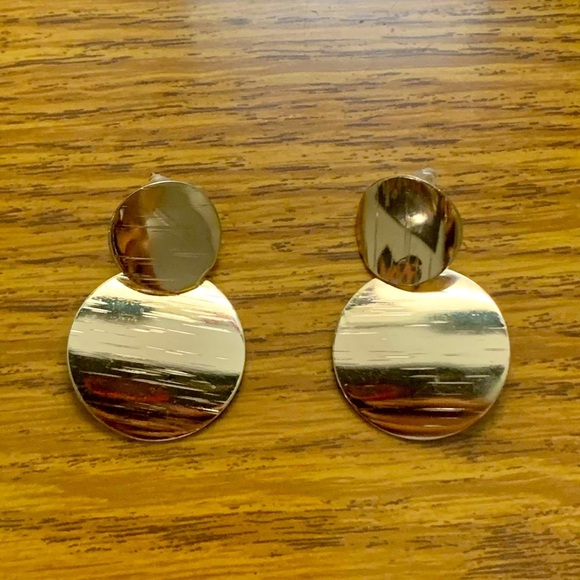 Jewelry - Golden disc dangle earrings